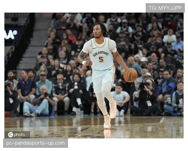 斯蒂芬·卡斯尔通过精准三分和快速突破拉开球队进攻空间